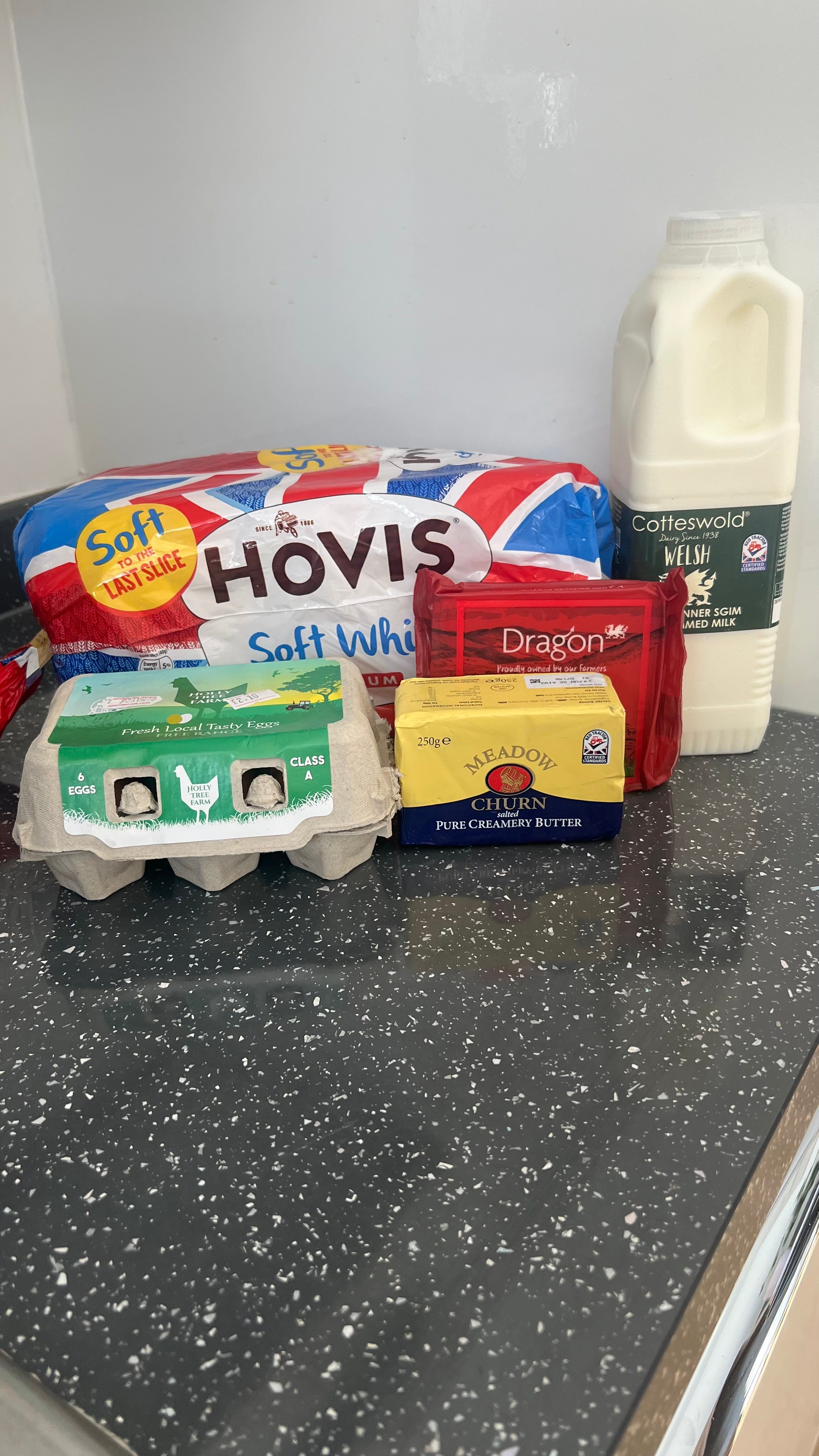 Staple Pack (Variant with: Semi-Skimmed Milk & White Bread)