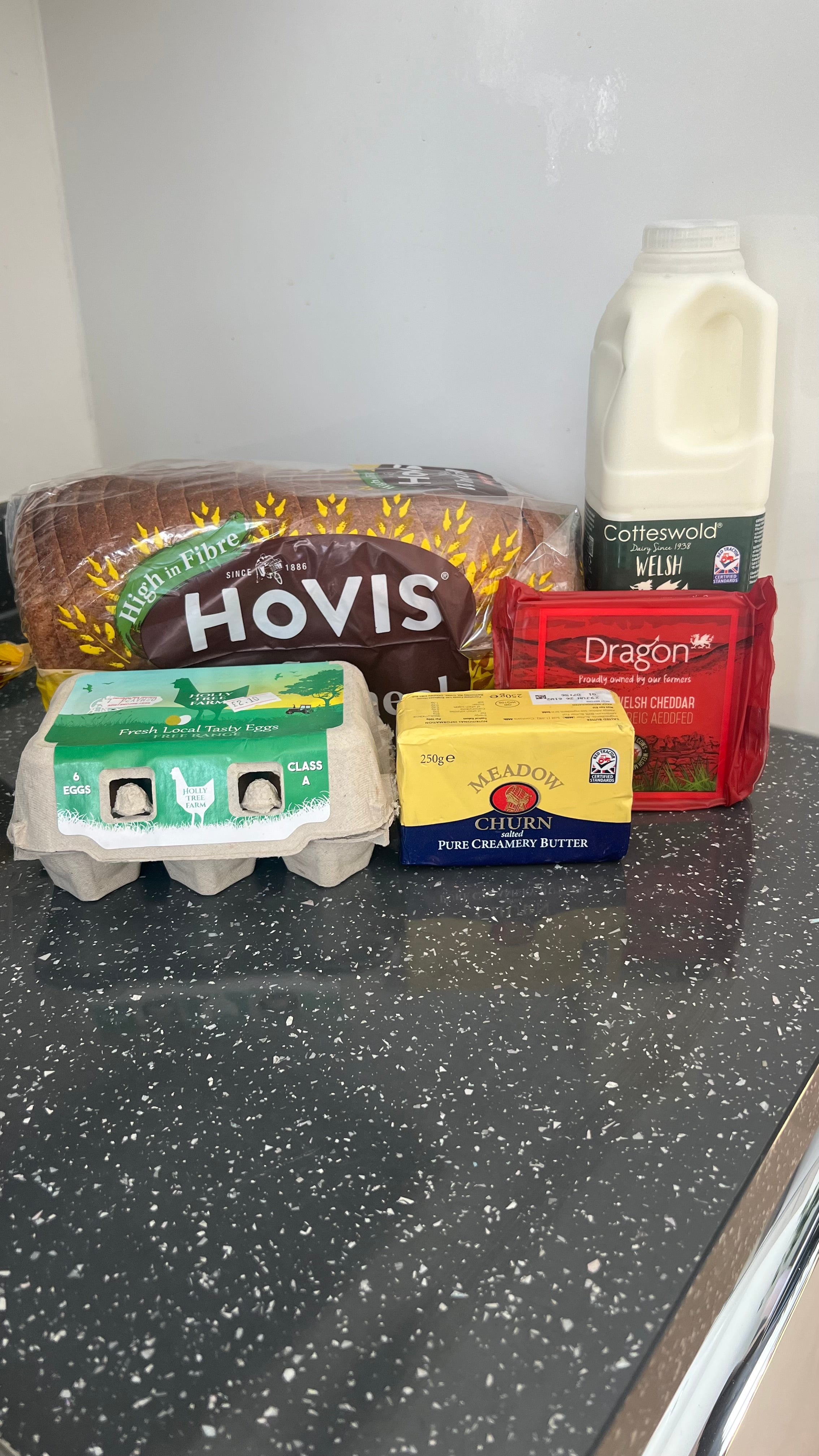 Staple Pack (Variant with: Semi-Skimmed Milk & Brown Bread)